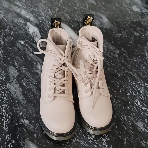 BRAND NEW DR. MARTENS LEATHER KIDS BOOT - Picture 3 of 15